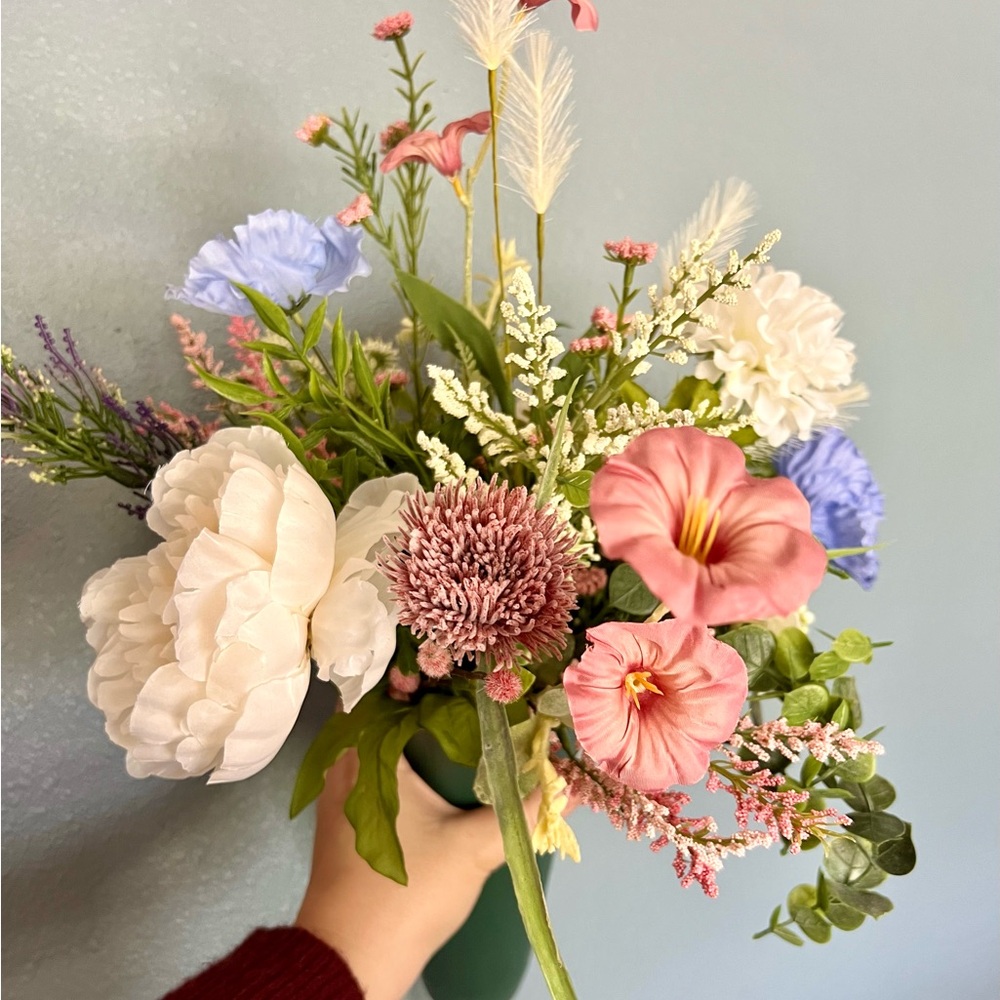 Elegant Floral Arrangement with Cream and Pink Accents